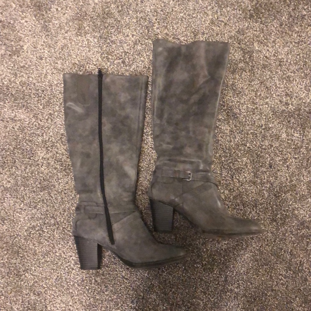 Grey boots
